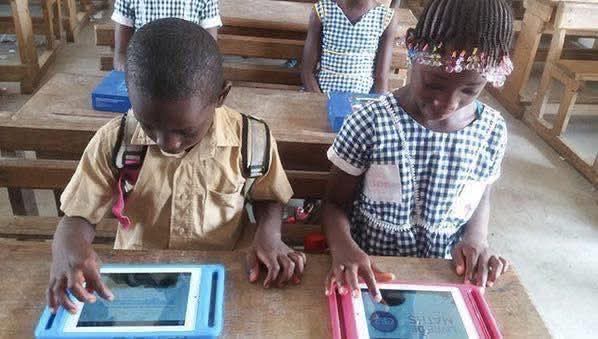 Enfants utilisant les tablettes en classe